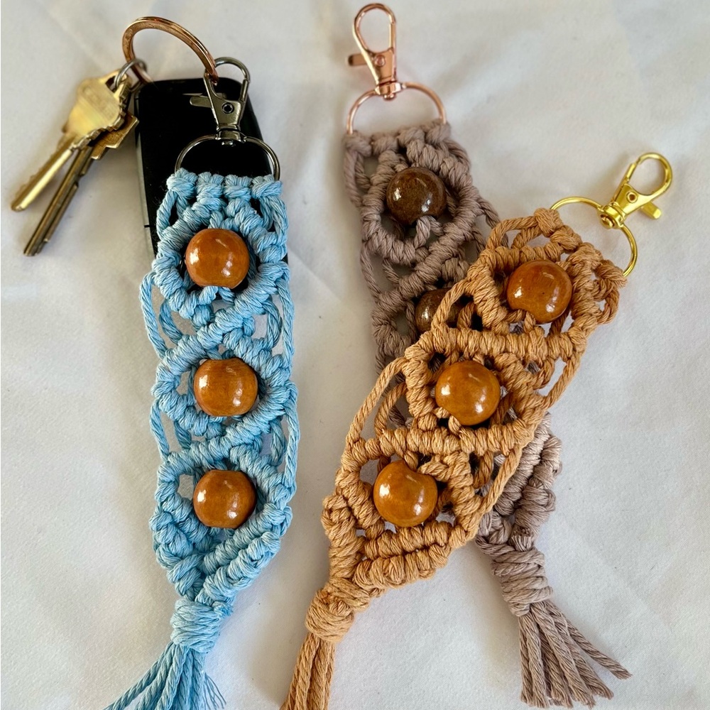 Multi colored macrame keychains - Picture 2 of 4